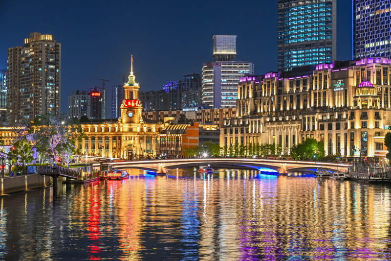 夜景中的城市风光图片