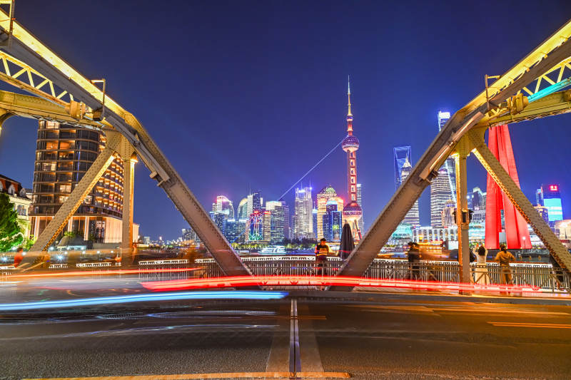 夜景中的城市与桥梁图片