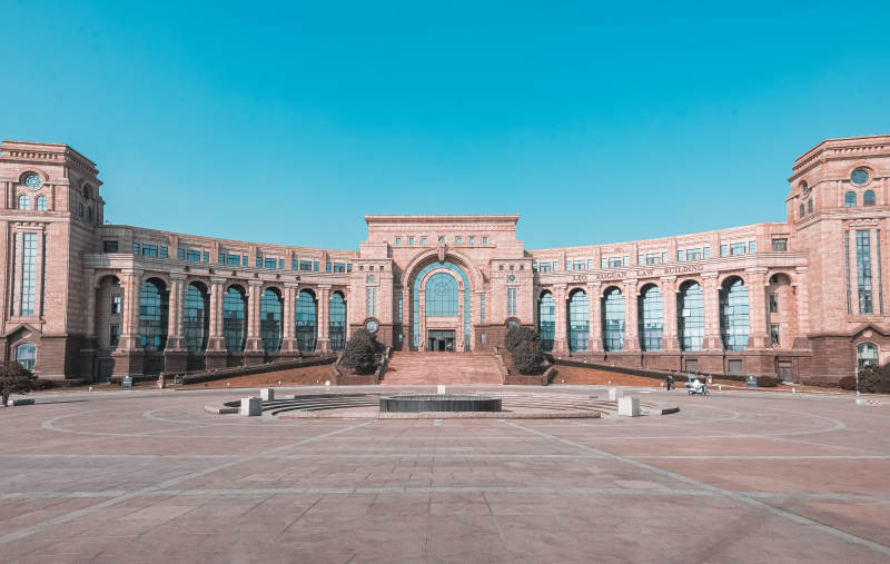  复旦大学江湾校区法学楼的广场图片