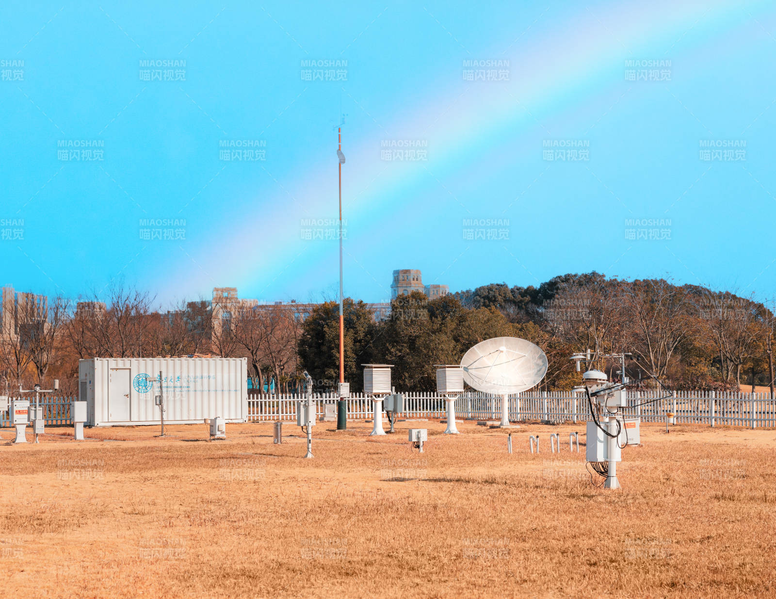 彩虹下的气象观测站图片