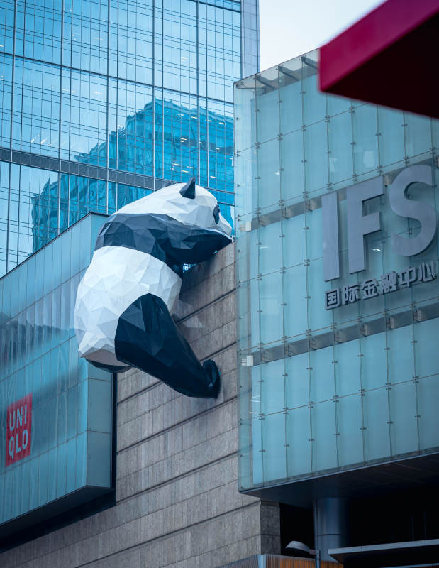 IFS大楼上的熊猫雕塑图片