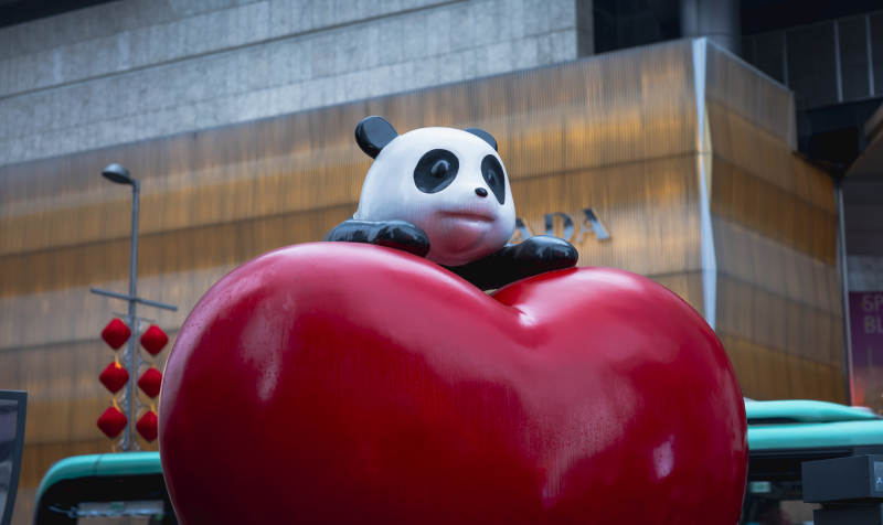 熊猫拥抱爱心雕塑图片