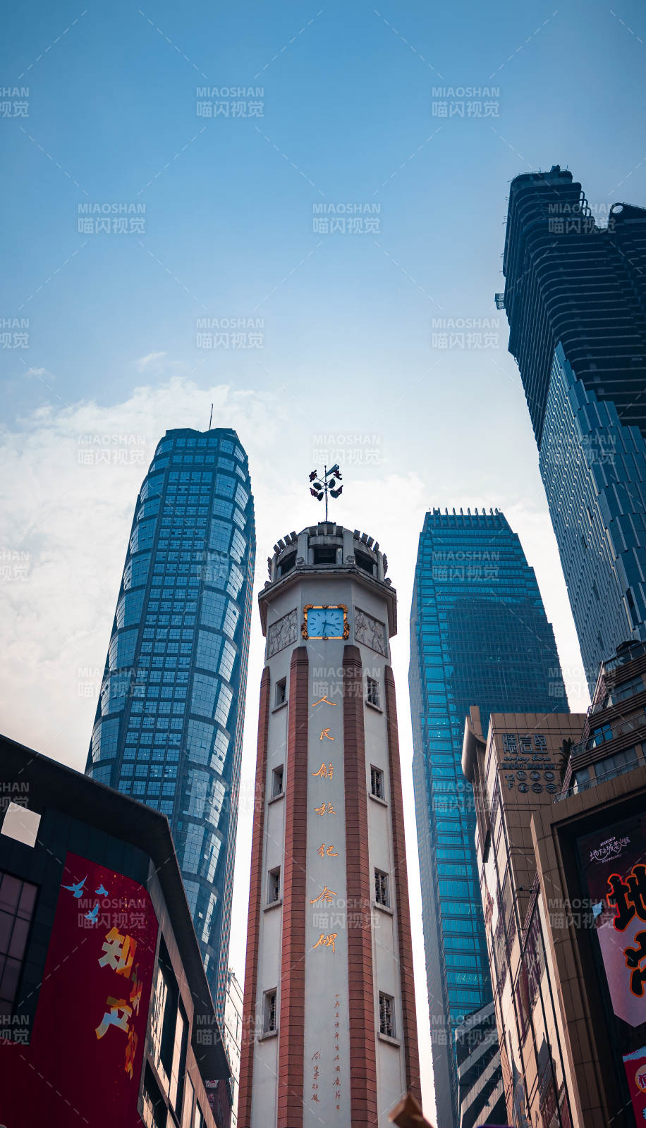 城市高楼与钟楼相映成辉图片