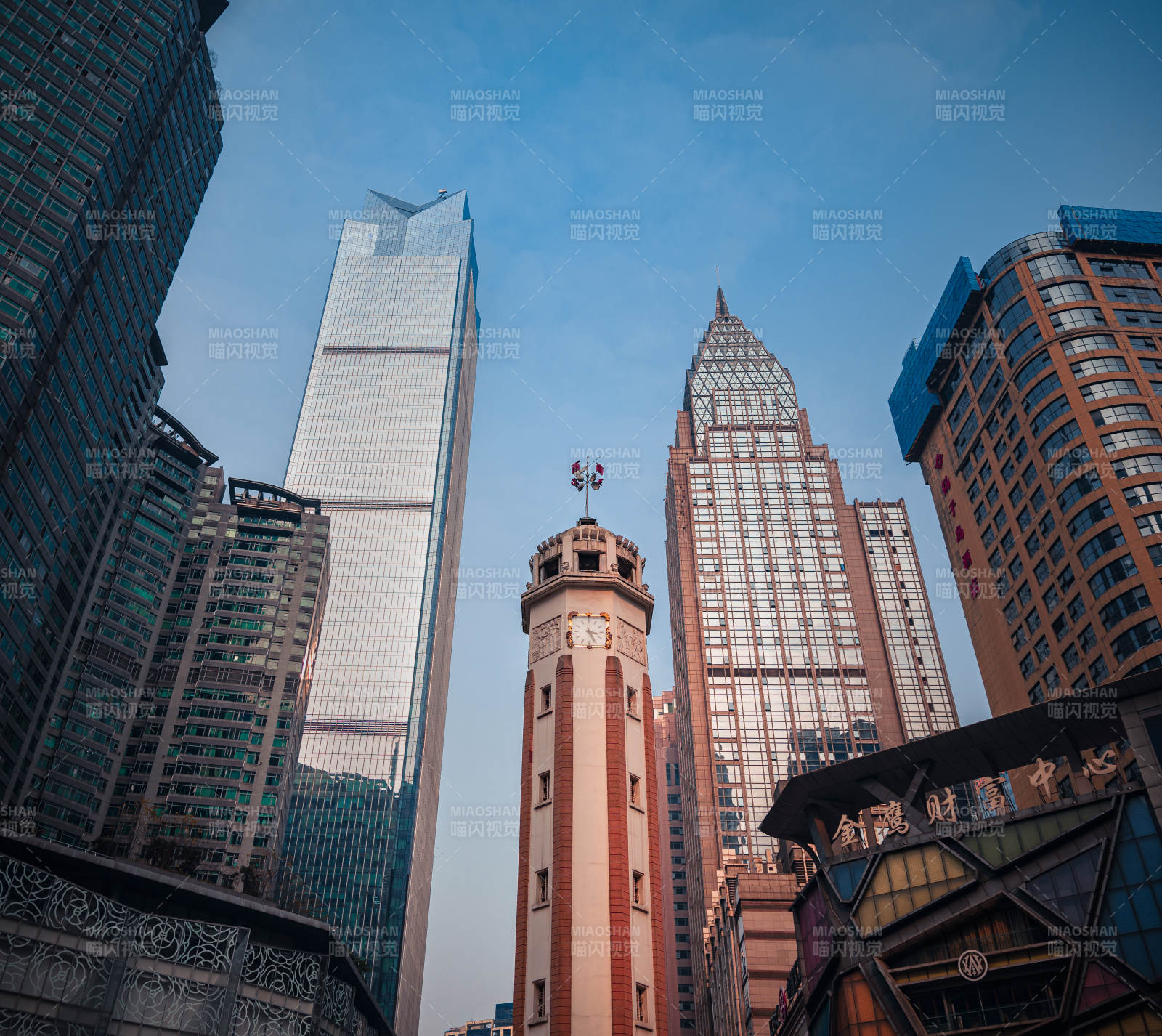 城市高楼与钟楼相映成趣图片