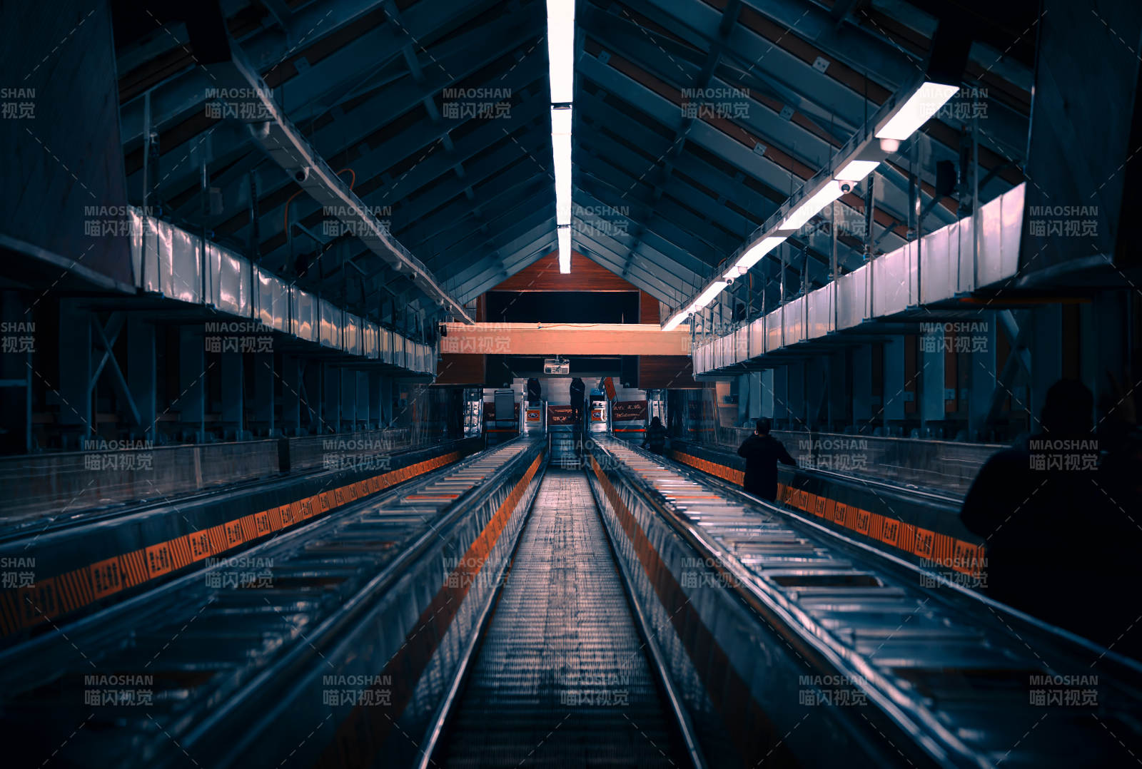 地铁站台夜景图片