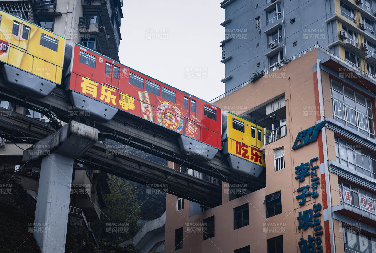 重庆轻轨穿楼而过图片