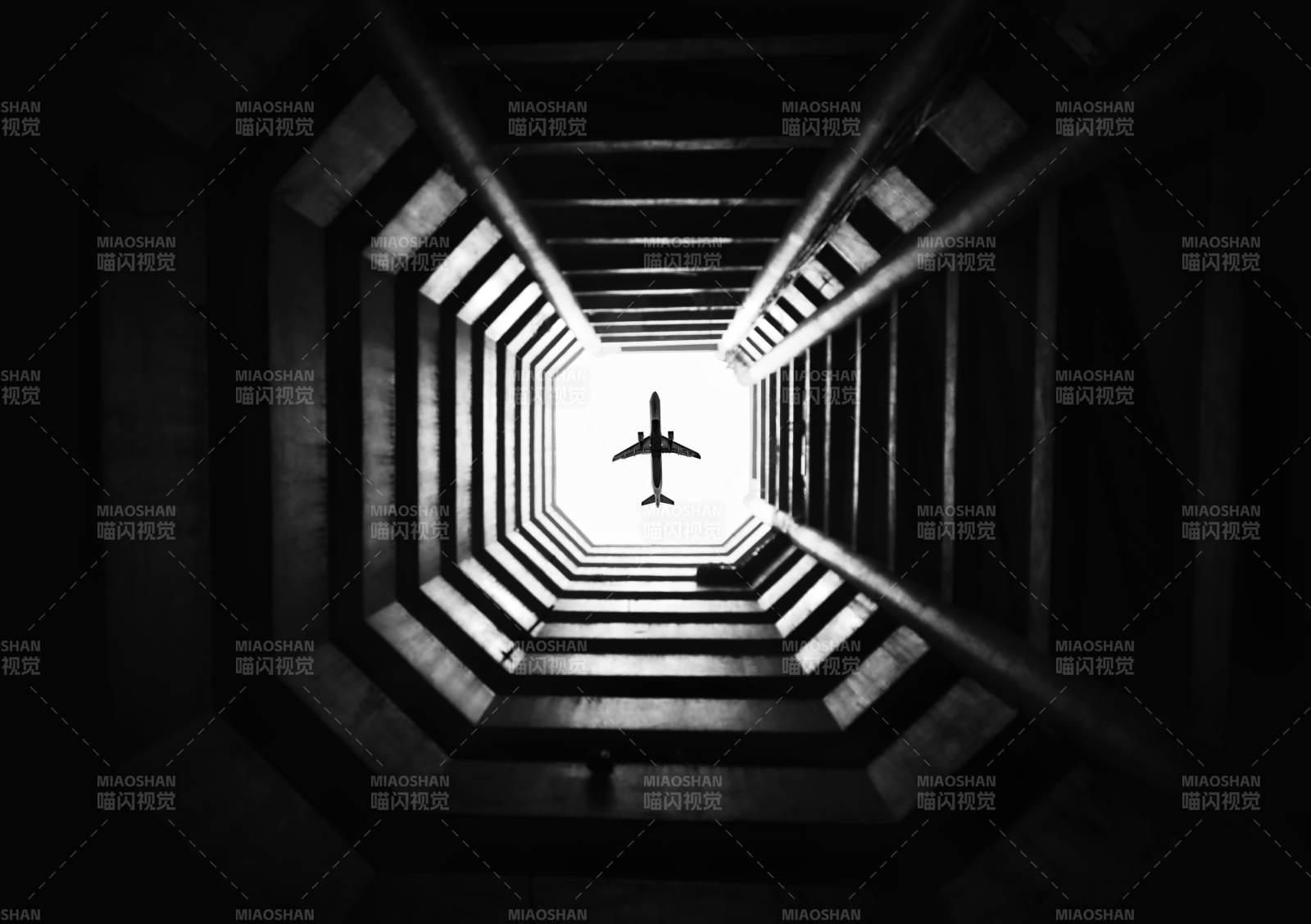 隧道尽头的飞机剪影图片