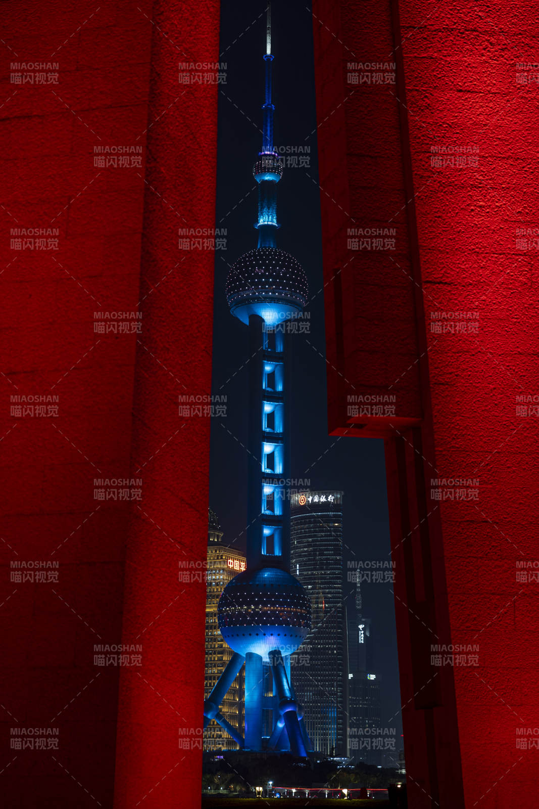 东方明珠夜景红墙映衬图片