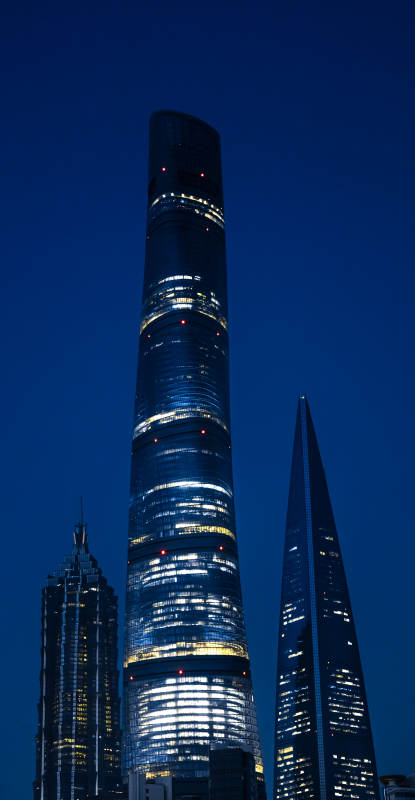 夜幕下的摩天大楼群图片