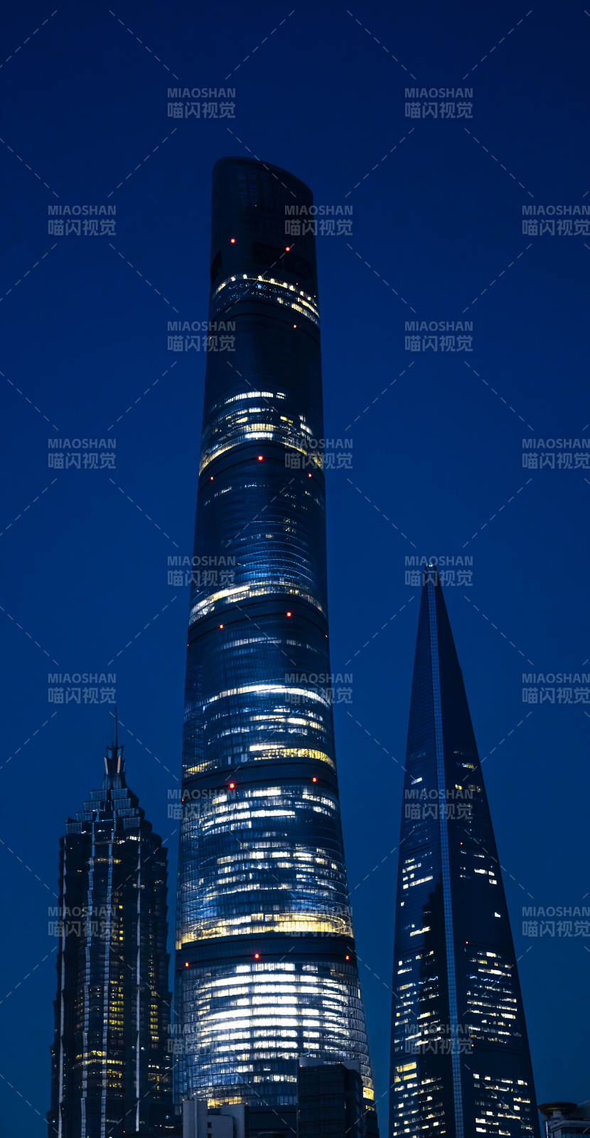 夜幕下的摩天大楼群图片