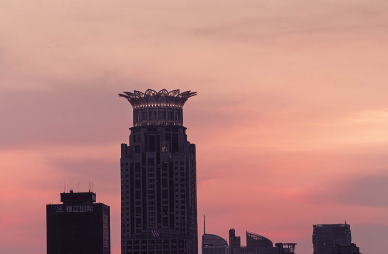 夕阳下的城市剪影图片