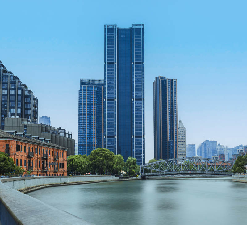 城市河畔高楼景观图片