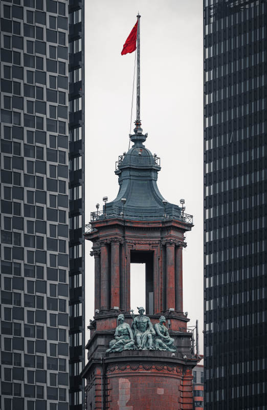 高楼间的红色旗帜塔楼图片