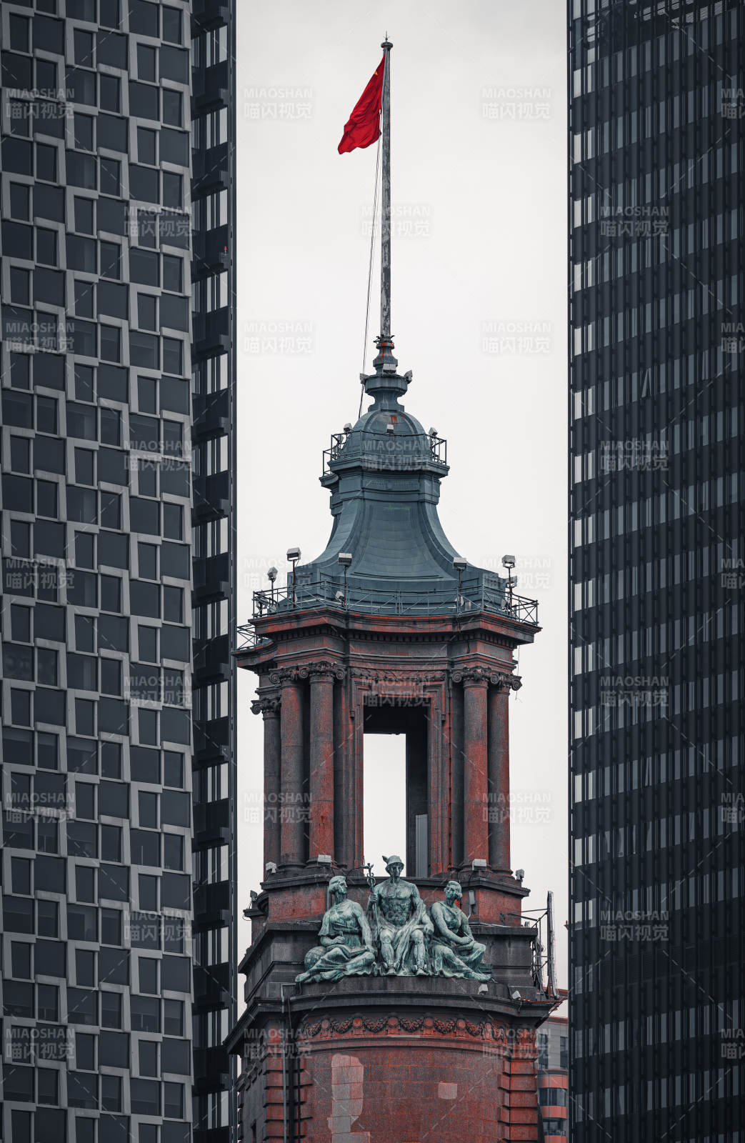 高楼间的红色旗帜塔楼图片