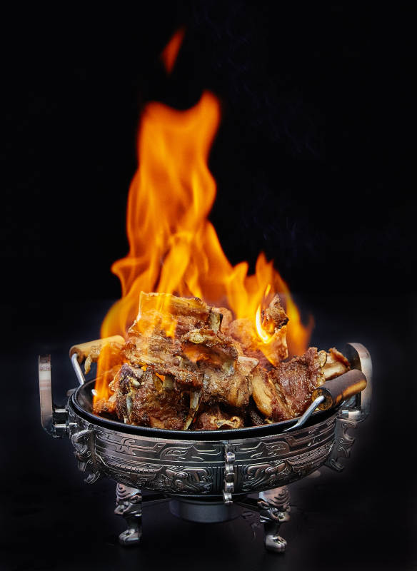 火焰炙烤的美味佳肴图片