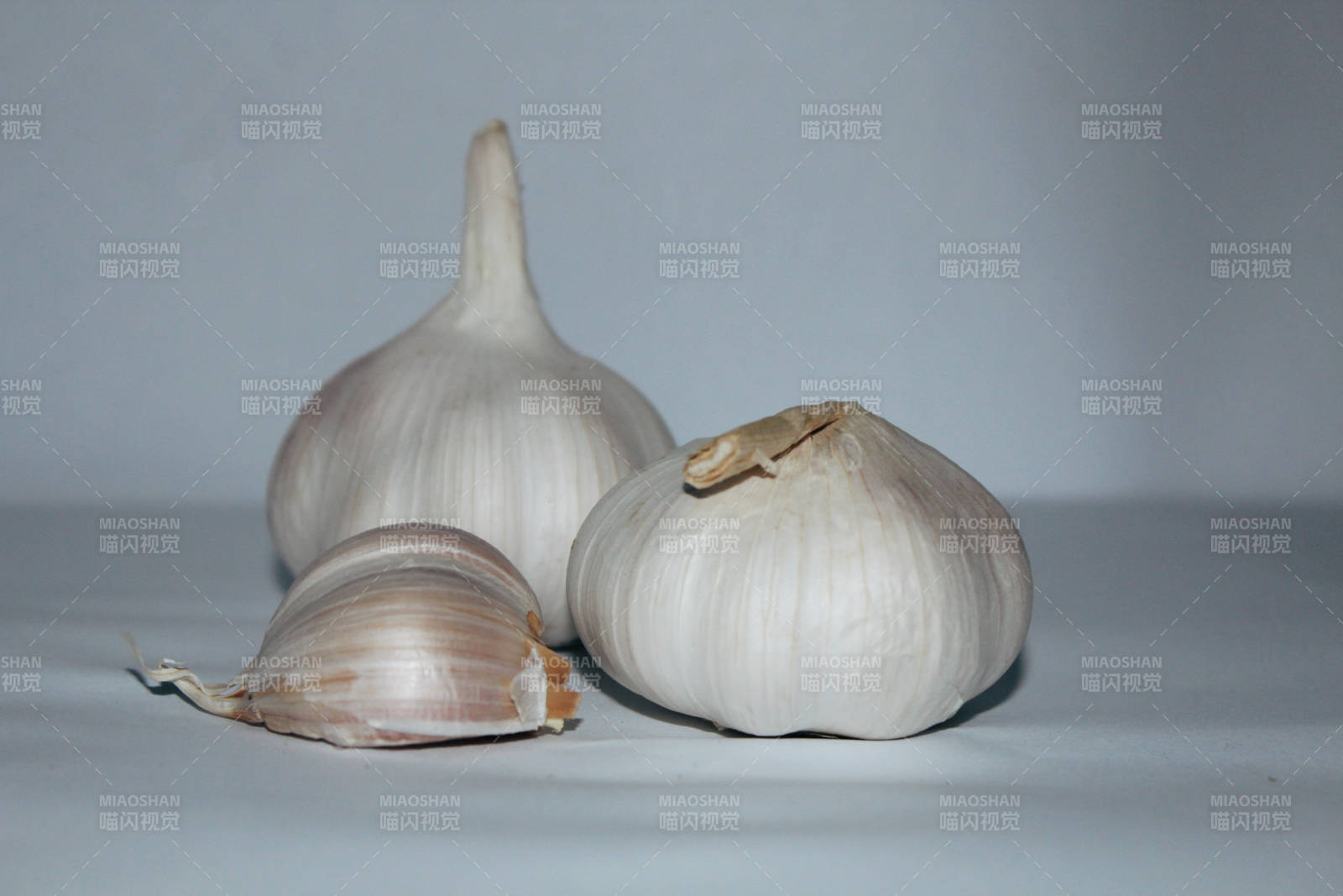 新鲜大蒜与蒜瓣特写图片