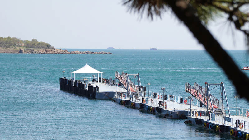 海滨码头与碧海蓝天图片