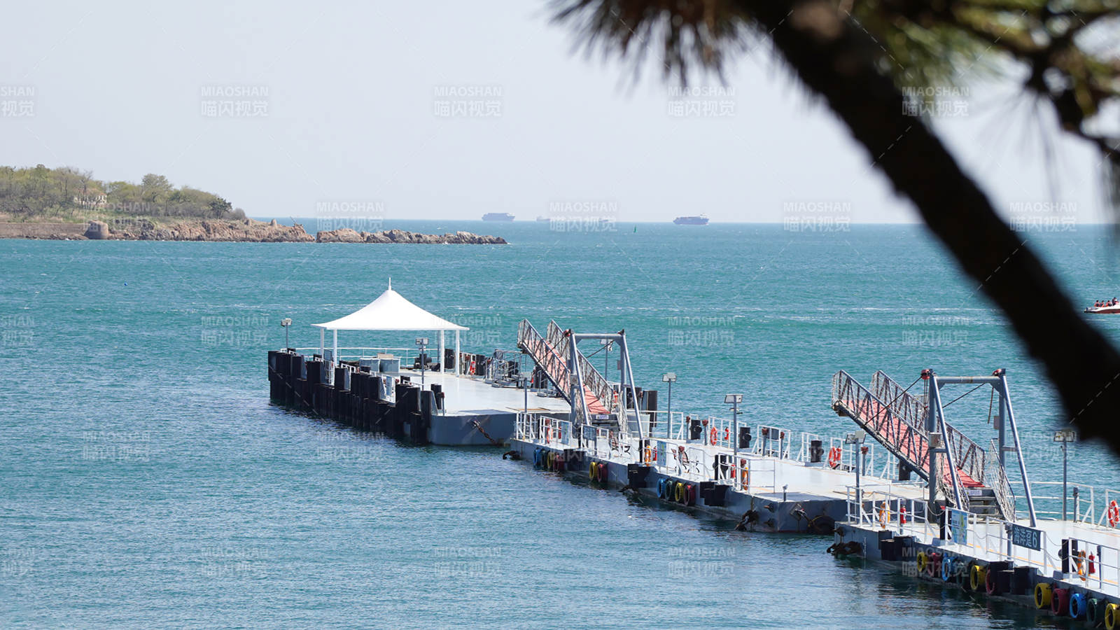 海滨码头与碧海蓝天图片