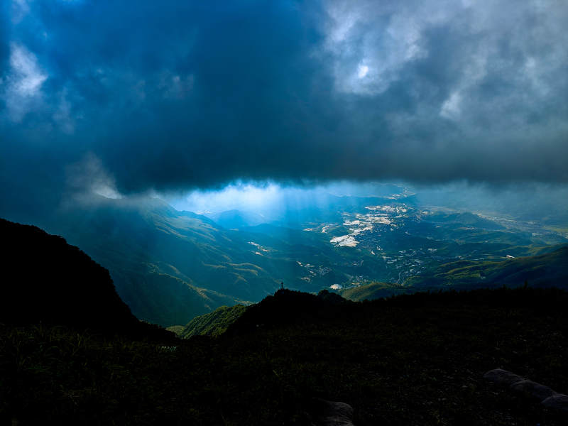 山间云海 丁达尔光图片