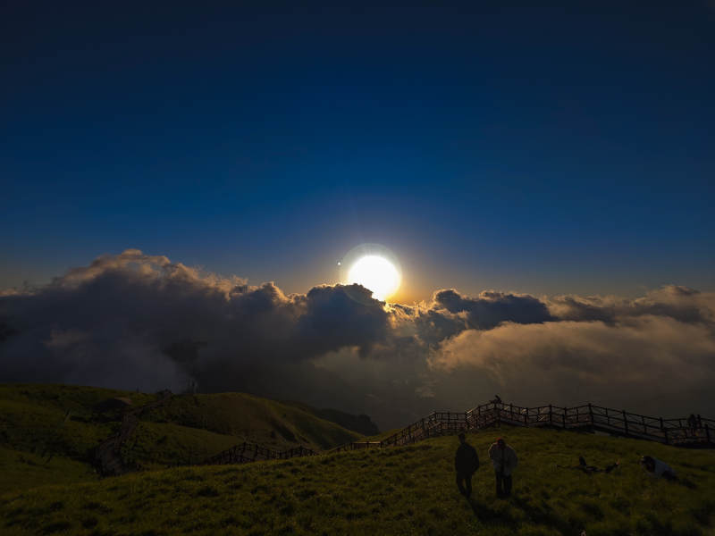 云海日落 山巅漫步图片