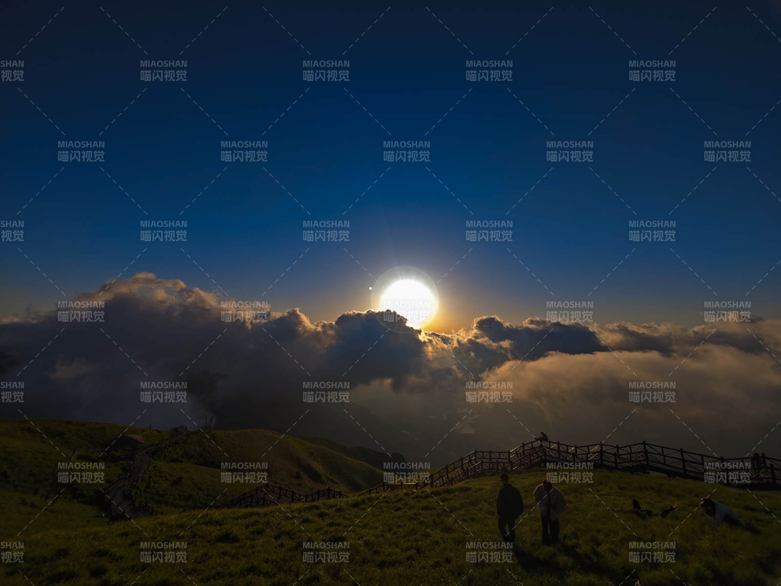 云海日落 山巅漫步图片