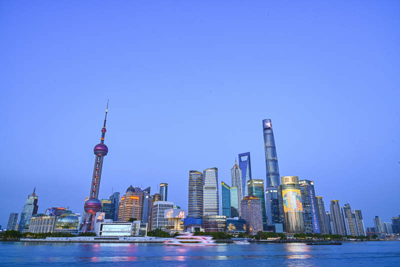 上海东方明珠与高楼群图片