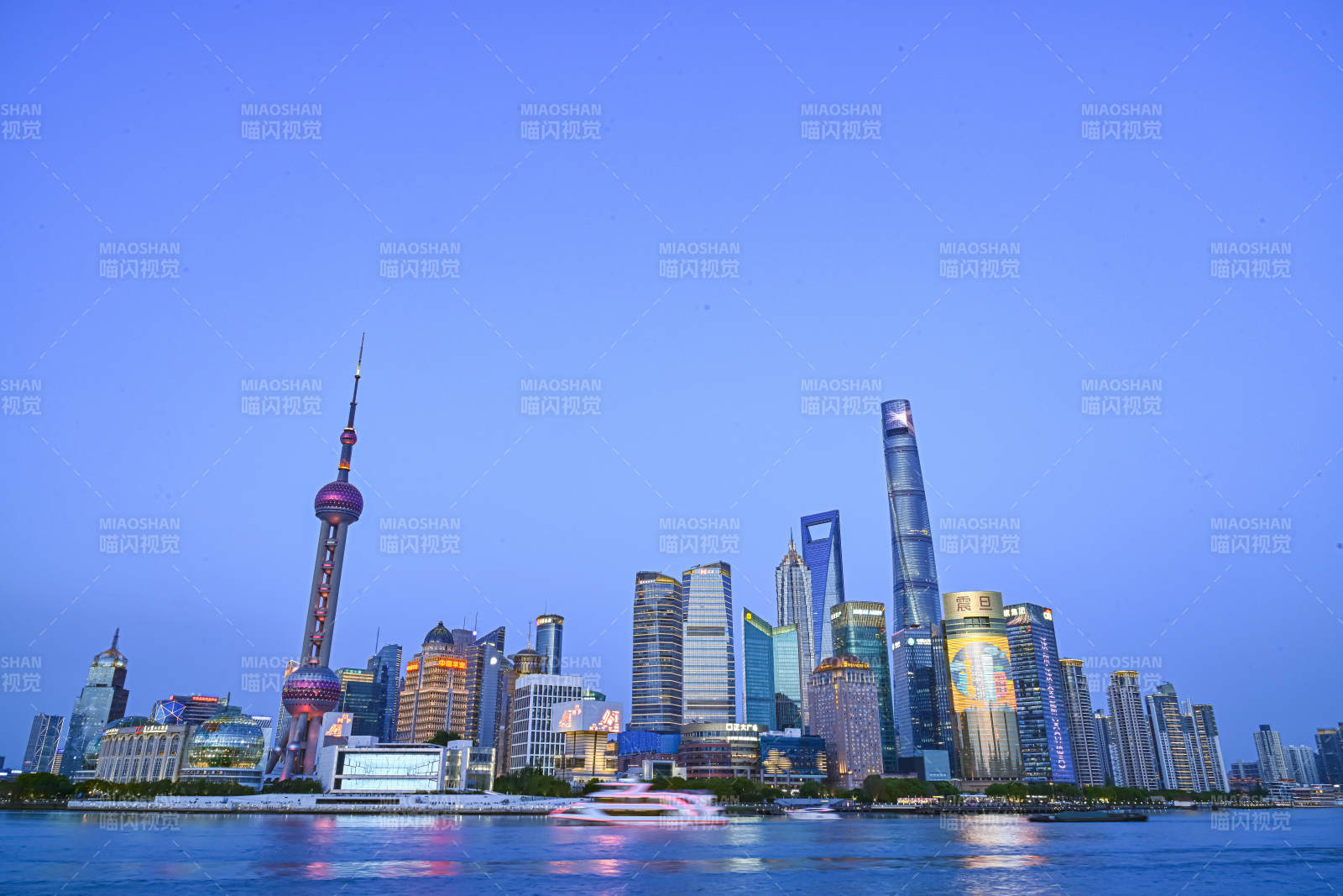 上海东方明珠与高楼群图片