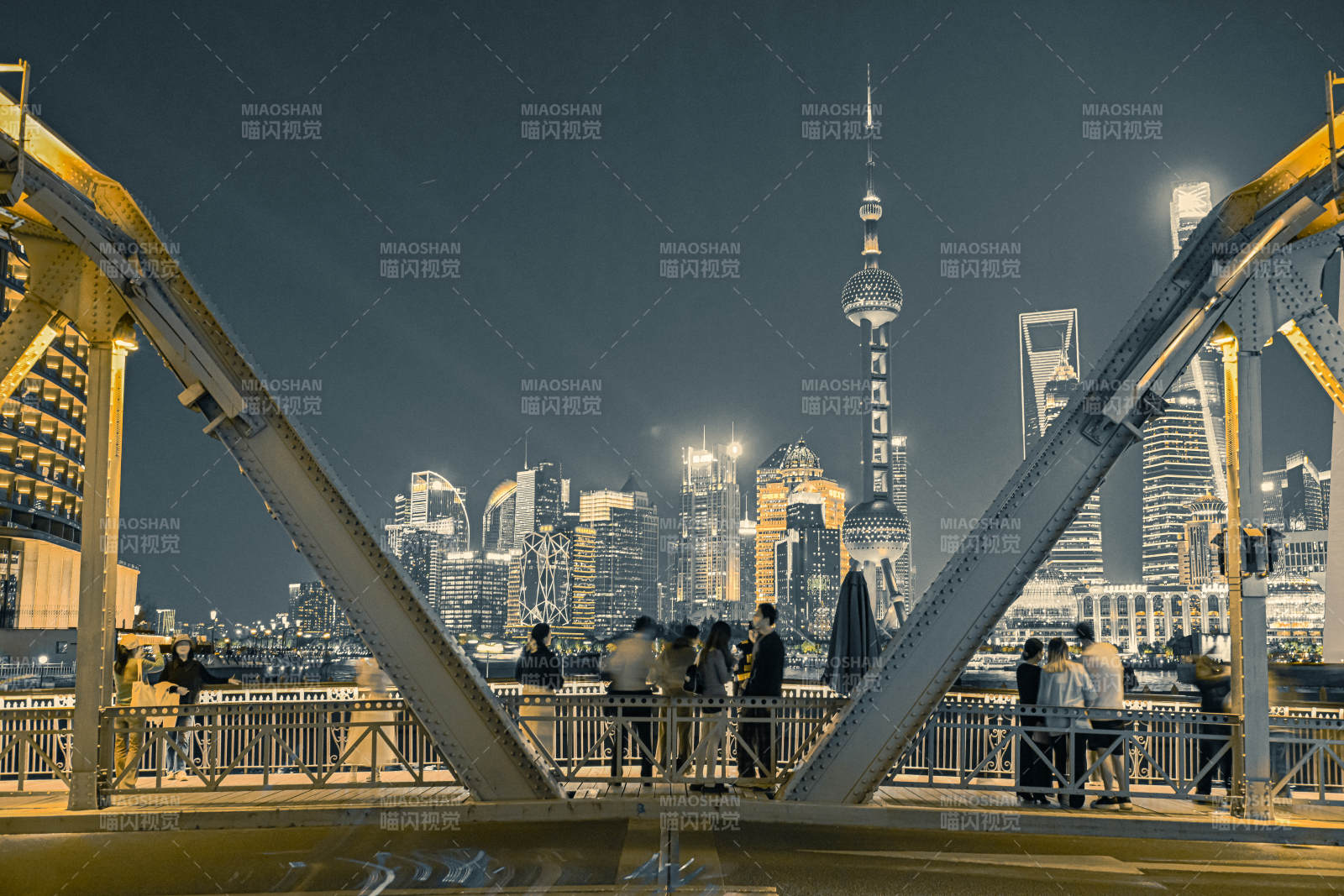 夜幕下的城市天际线图片