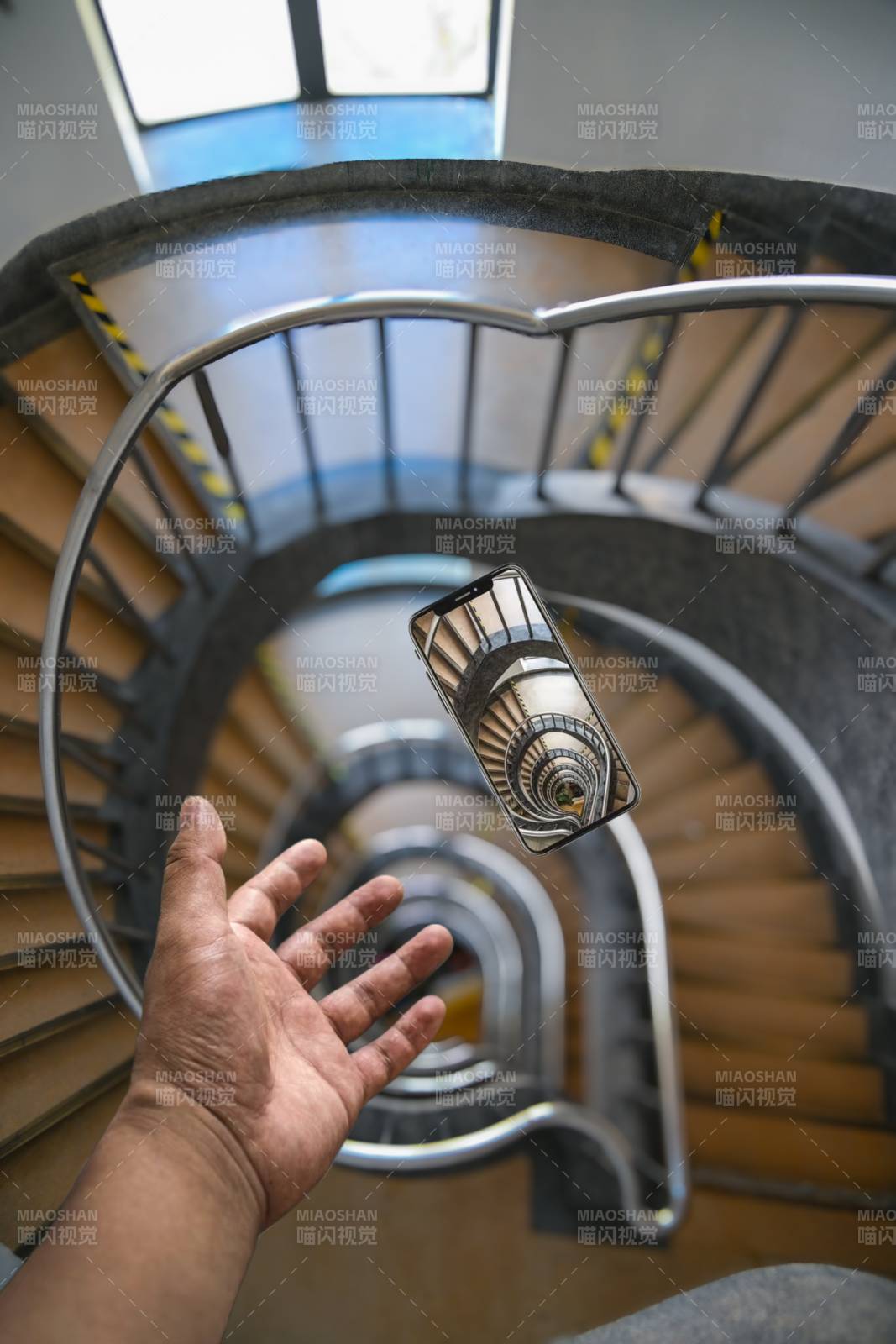 螺旋楼梯与镜中倒影图片