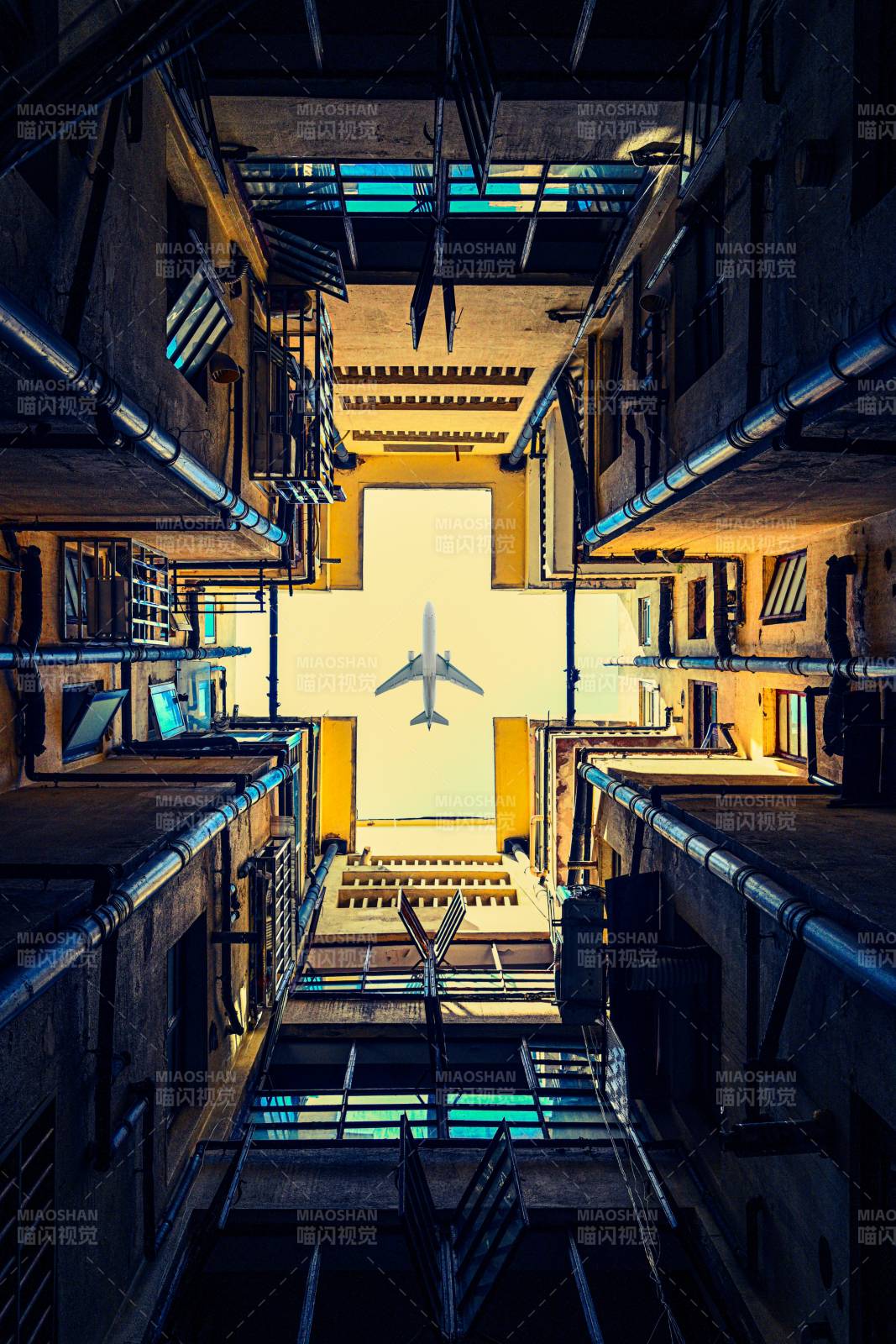 卜邻公寓工业风建筑与飞机的奇幻相遇图片