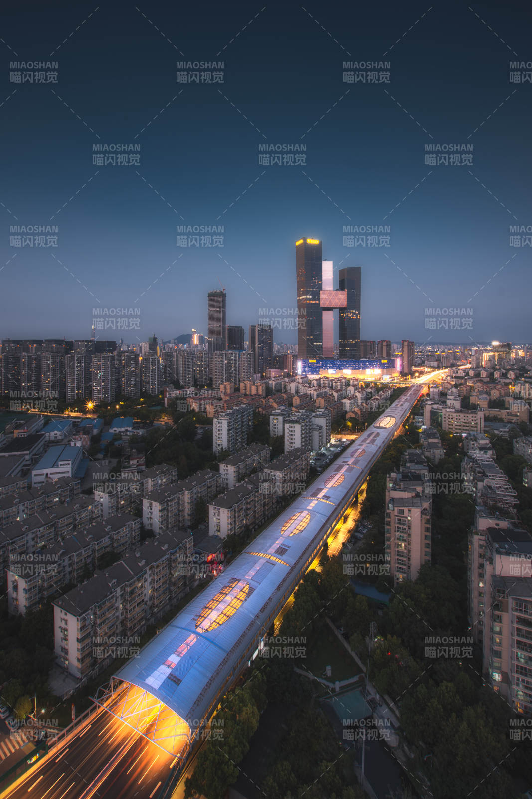 城市夜景与高架轨道图片