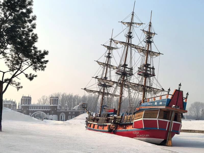 雪地中的复古帆船模型图片