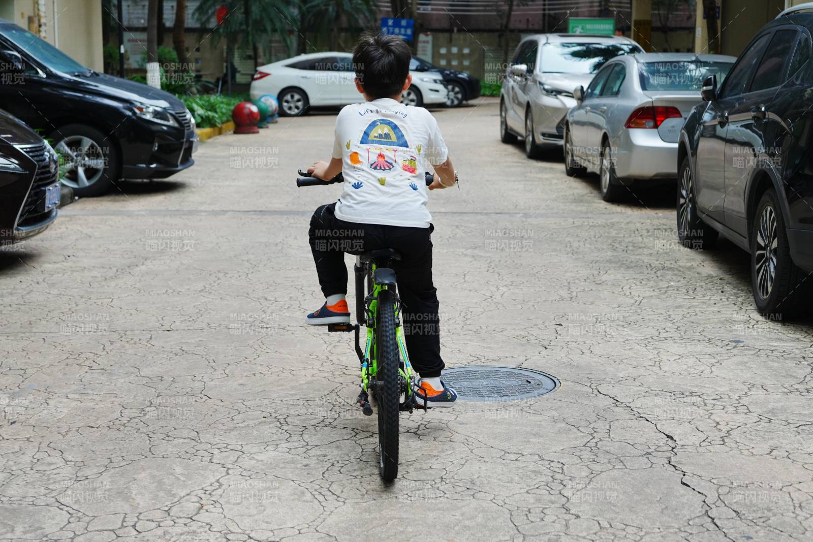 小孩骑自行车在小区内图片