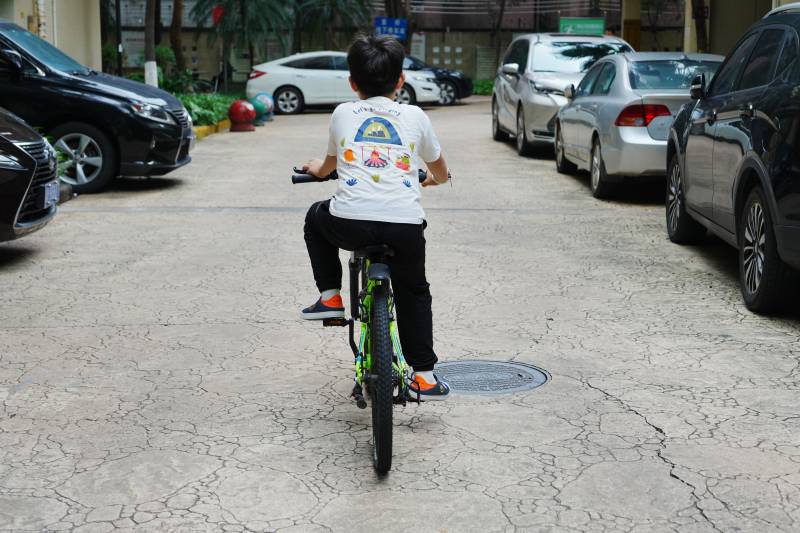 小孩骑自行车在小区内图片