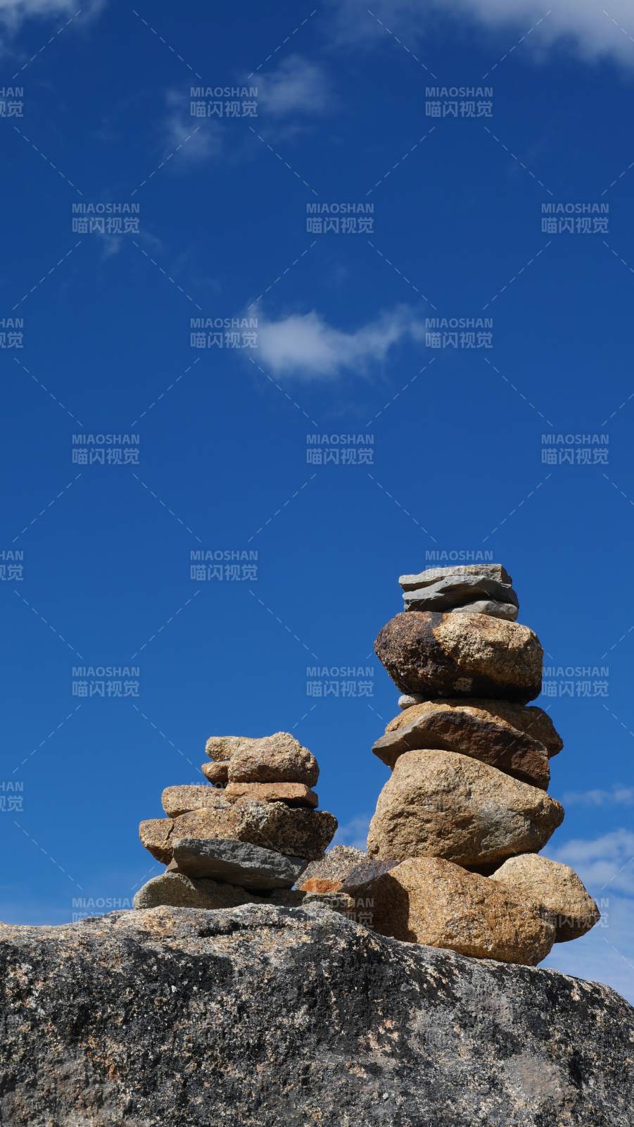 蓝天下的石堆艺术图片