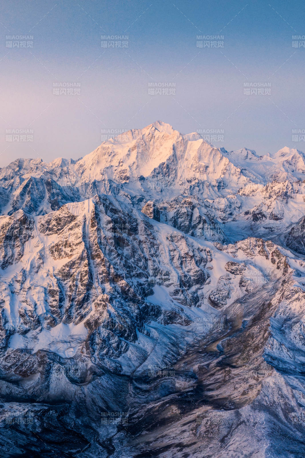 雪山之巅 晨曦初照图片