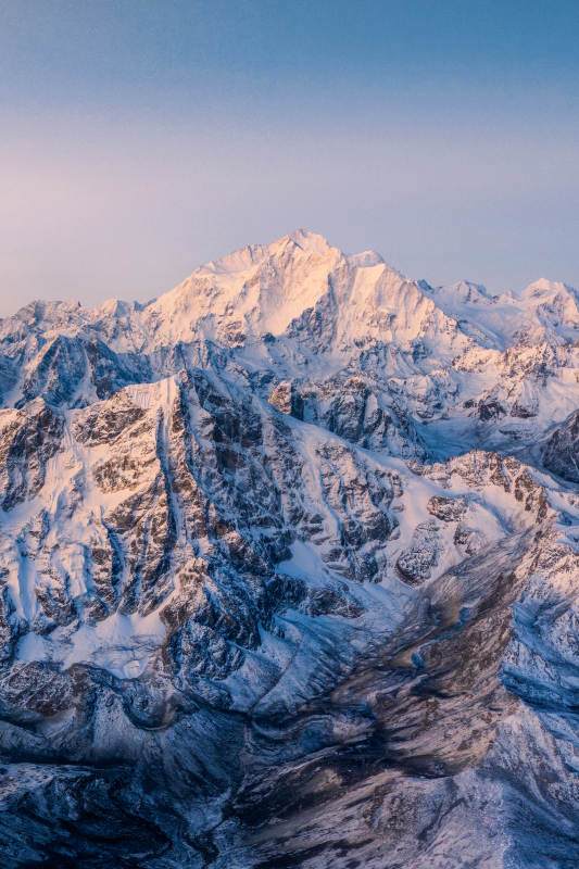 雪山之巅 晨曦初照图片