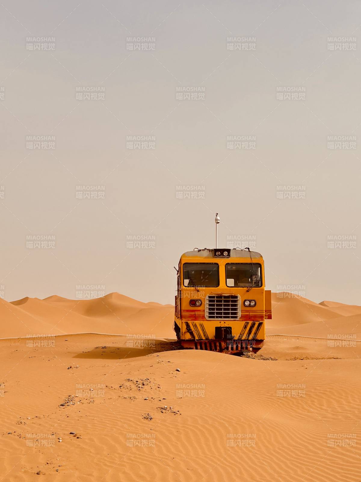 沙漠中的黄色火车头图片