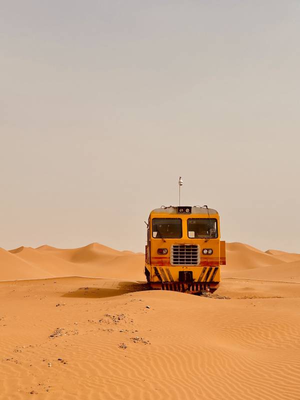沙漠中的黄色火车头图片