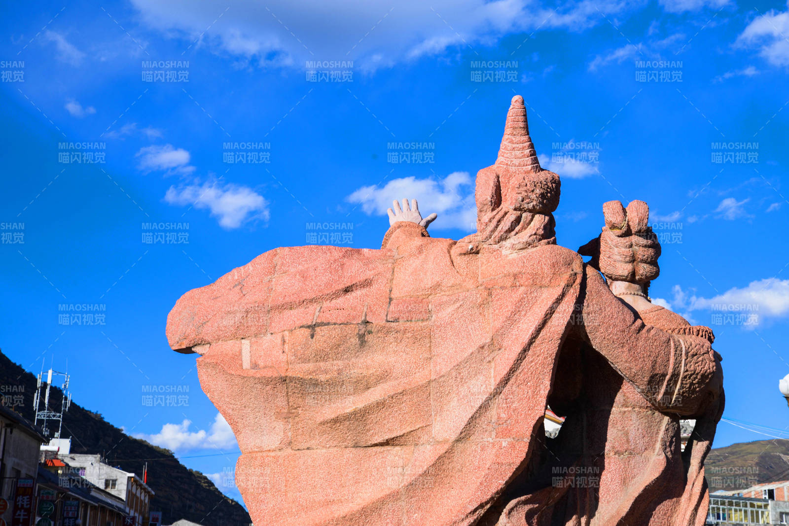 松城-红色雕塑与蓝天相映成趣图片