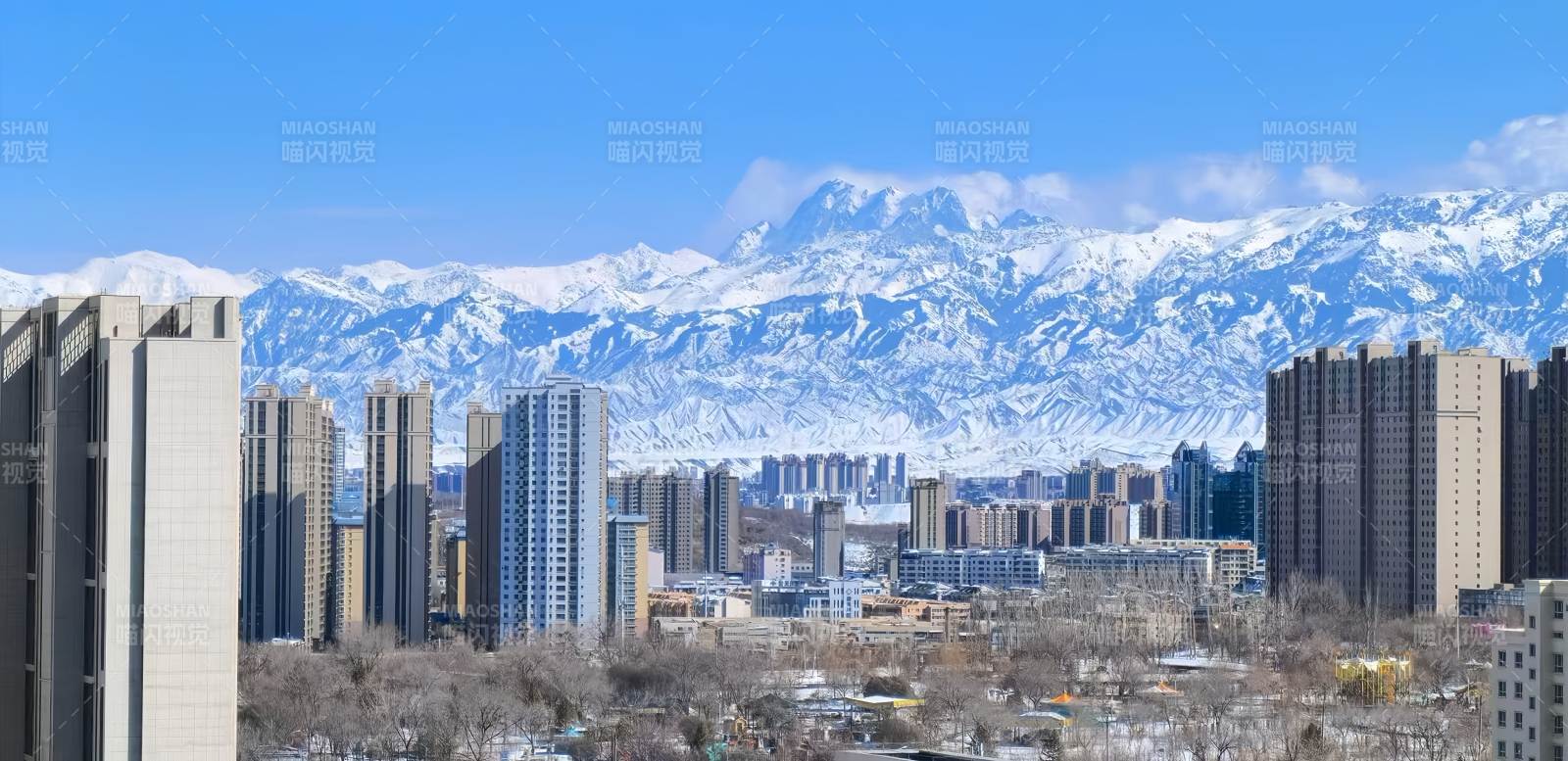 雪山下的城市风光图片