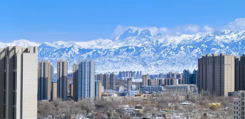雪山下的城市风光图片