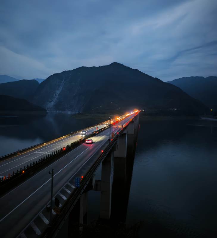 夜幕下的大桥灯火辉煌图片