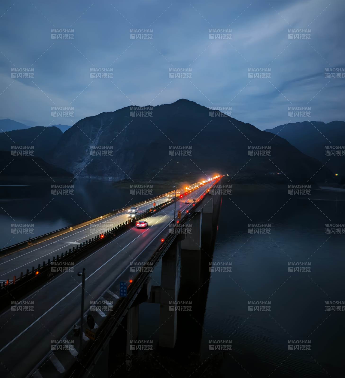 夜幕下的大桥灯火辉煌图片