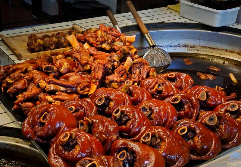 红烧猪蹄与鸡爪特写图片