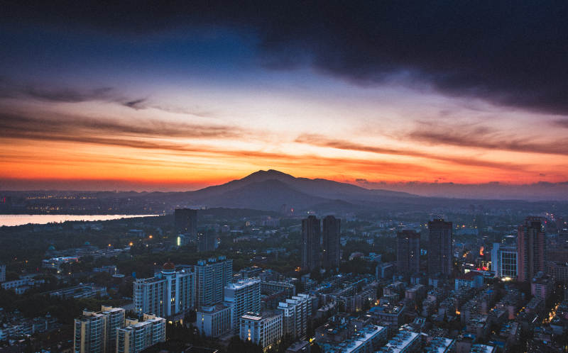 城市黄昏 山影映霞图片
