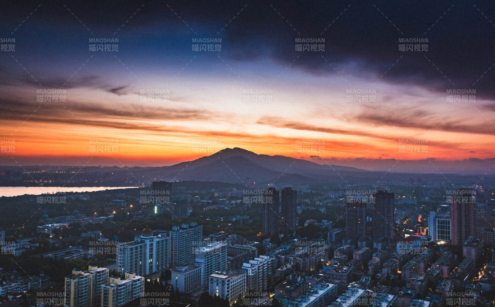 城市黄昏 山影映霞图片