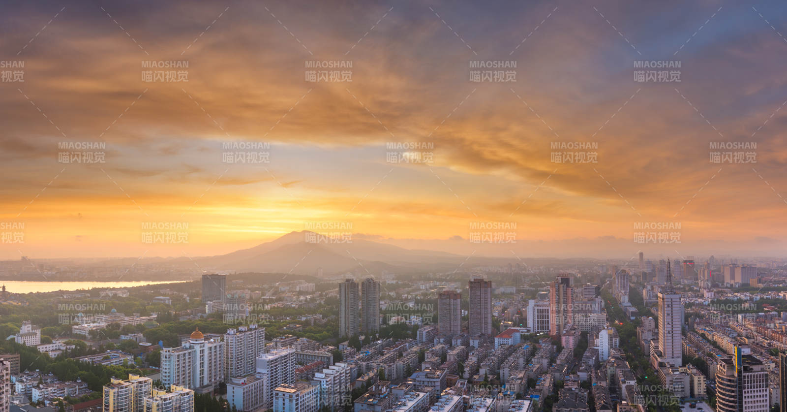 城市黄昏 云霞映照高楼图片