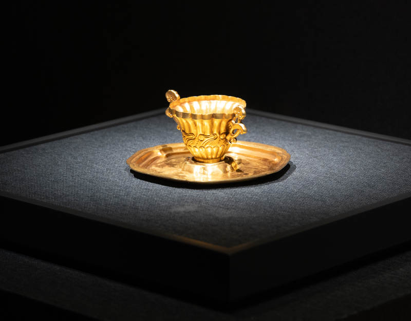 金色古杯与托盘展示图片