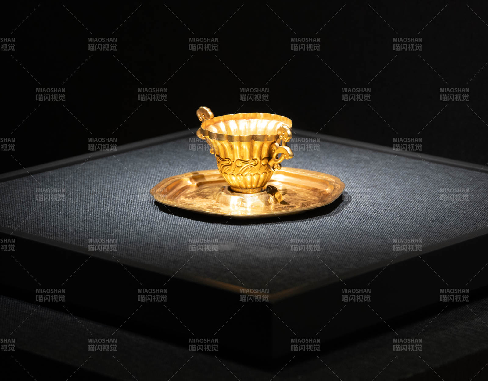 金色古杯与托盘展示图片